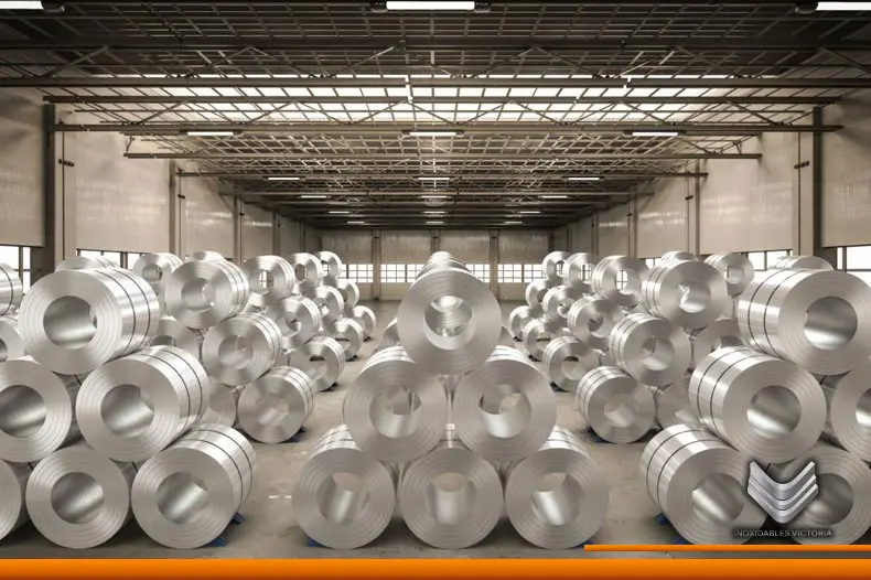 vista frontal de rollos de distintos tipos de lamina de acero inoxidable en bodega