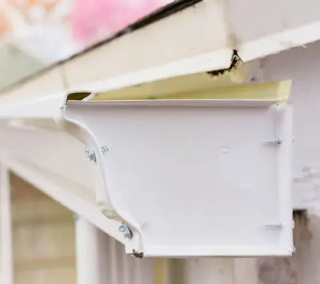 Canaleta de aluminio: ¿Es la mejor opción para mi techo? 3 Vista lateral de una canaleta estilo K de color blanco