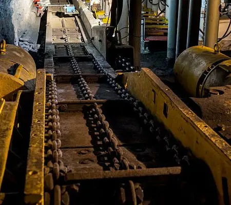 ¿Qué es la Cinta Transportadora de Acero Inoxidable? 5 Cinta transportadora industrial con mecanismo de cadenas al interior de una mina