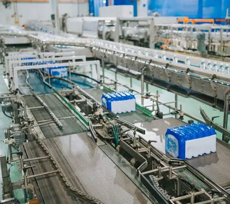 ¿Qué es la Cinta Transportadora de Acero Inoxidable? 3 Cinta transportadora industrial al interior de una fábrica embotelladora de agua potable