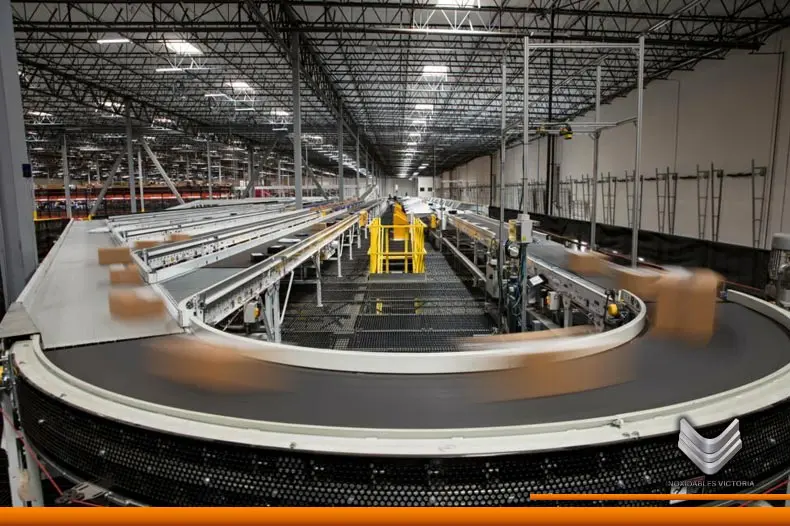curva de una cinta transportadora dentro de una fabrica