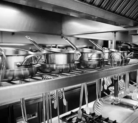 ¿Qué importancia tiene el acero inoxidable en la Industria Alimentaria? 3 Distintos utensilios de la industria alimentaria al interior de una cocina industrial