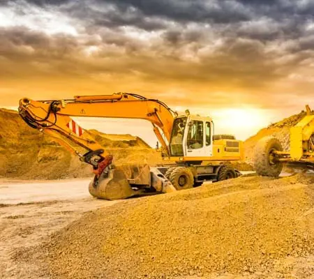 ¿Qué son las Maquinarias Pesadas? ¡Entérate aquí! 1 Excavadora hidráulica y dos tipos más de maquinarias pesadas capturadas al atardecer en la obra donde se utilizan