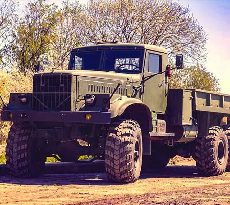 ¿Qué son las Maquinarias Pesadas? ¡Entérate aquí! 3 Panorámica de un unimog, uno de los tipos de maquinarias pesadas de transporte en un paraje exterior con árboles en el fondo
