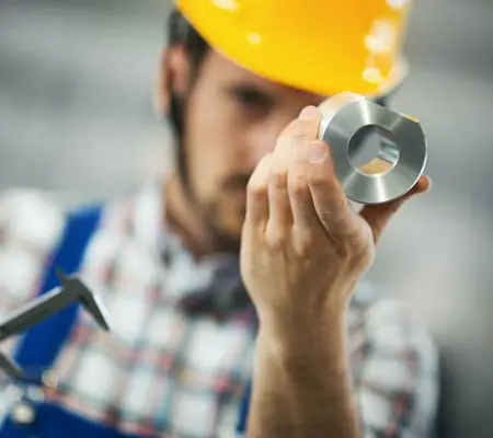 ¿Qué es el acero inoxidable 316L? Tipos y aplicaciones 3 Trabajador realizando pruebas químicas al acero inoxidable