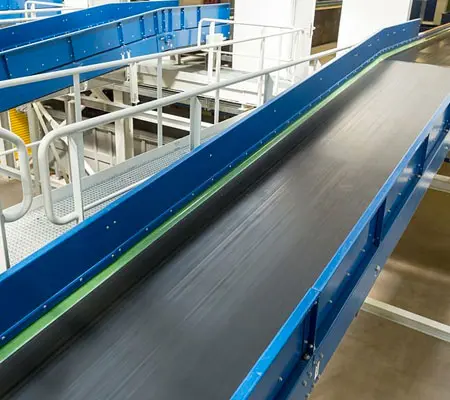 ¿Qué es la Cinta Transportadora de Acero Inoxidable? 2 Vista frontal de una cinta transportadora plana al interior de una fábrica