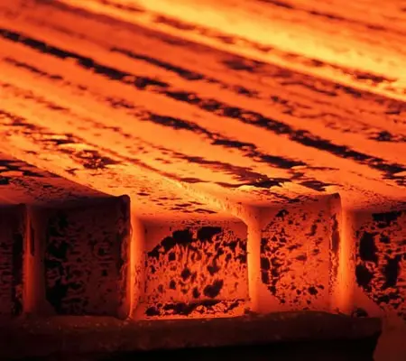 Diferencias entre el Hierro Fundido y el Acero inoxidable fundido 3 Barras de acero al rojo vivo dentro de una fundidora