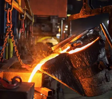 Diferencias entre el Hierro Fundido y el Acero inoxidable fundido 1 Horno para hierro fundido vertiendo metal líquido a un molde