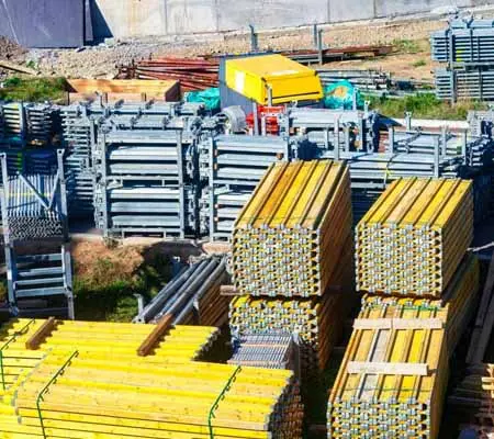 Diferencias entre el Hierro Fundido y el Acero inoxidable fundido 5 Vista aérea de diversos tipos de barras de hierro fundido en una construcción