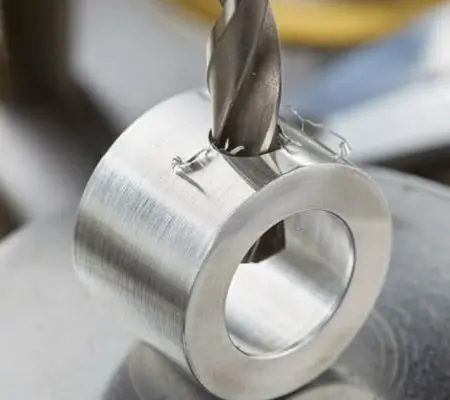 Barrenado profundo: Conoce para qué se usa 3 Barrenado de una pieza cilíndrica de aluminio