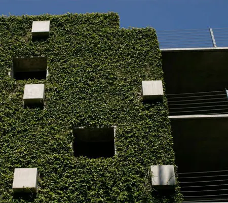 ¡Descubre los usos del aluminio en la arquitectura bioclimática! 2 Fachada verde de un inmueble con diseño bioclimático