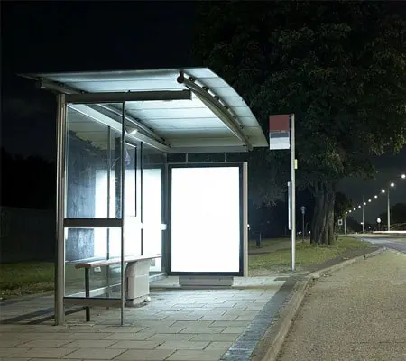 Mobiliario urbano de aluminio: Conoce sus ventajas 7 Mobiliario urbano de aluminio instalado en un mupi
