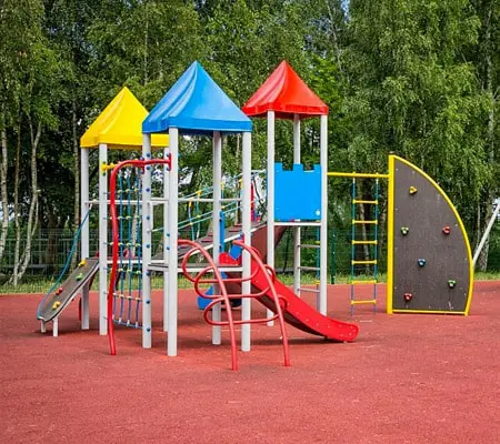 Mobiliario urbano de aluminio: Conoce sus ventajas 2 Parque con juegos infantiles