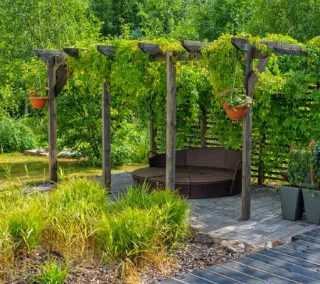 ¡Descubre los usos del aluminio en la arquitectura bioclimática! 4 Pérgola bioclimática instalada en un jardín