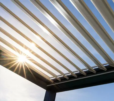 Celosía de aluminio conoce sus tipos y usos 5 Una pérgola con celosía de aluminio