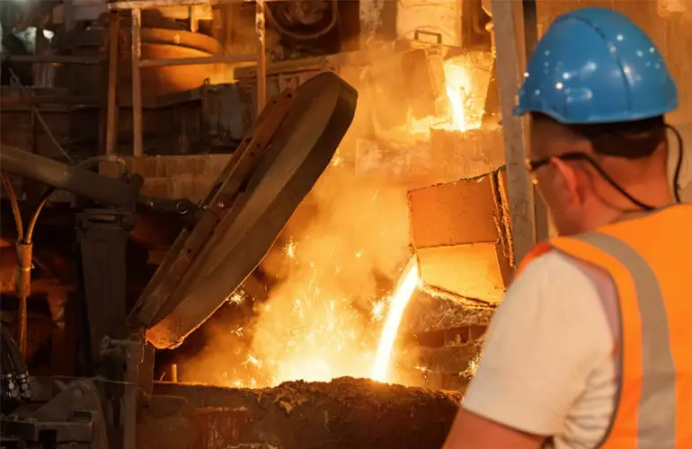 Conoce la metalurgia, sus diferentes tipos y procesos 1 Trabajador de la metalurgia frente a un proceso de fundición de metales