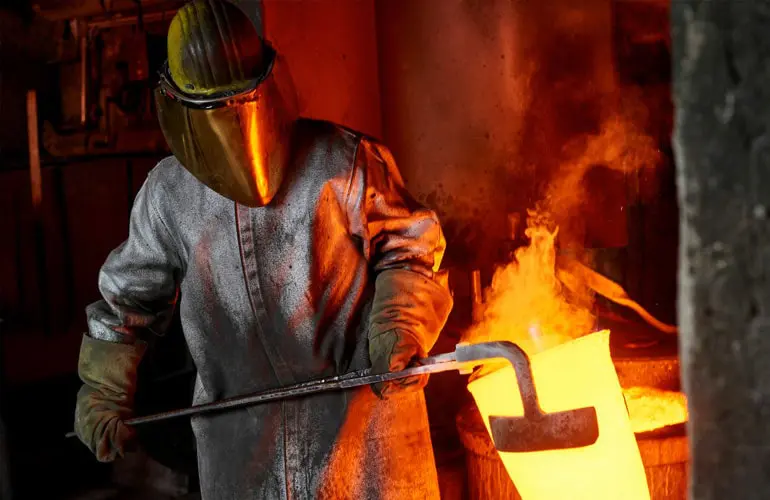 Conoce la metalurgia, sus diferentes tipos y procesos 3 Trabajador de la metalurgia transportando una pieza de metal recién laminada