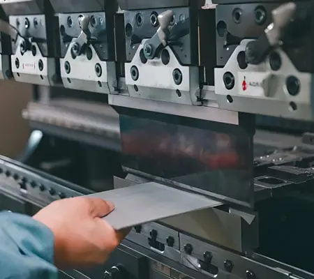 ¿Qué es una cizalla y para qué sirve? ¡Descúbrelo en este blog! 3 Persona realizando el cizallamiento en una pieza de metal