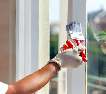 Ventanas de aluminio: ¡Sigue estos consejos y dales un buen mantenimiento! 6 Hombre pintando una ventana de aluminio