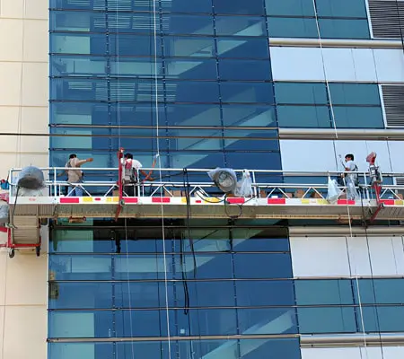 ¿Qué son y para qué sirven los andamios? 8 Andamios colgantes para la limpieza de un edificio