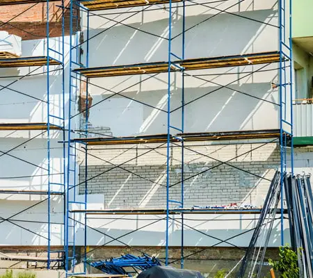 ¿Qué son y para qué sirven los andamios? 6 Dos andamios dobles en construcción