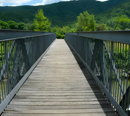 Pasarelas metálicas: ¿Cuál es su función? 5 Pasarelas arquitectónicas reducidas