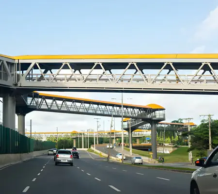 Pasarelas metálicas: ¿Cuál es su función? 1 Pasarelas arquitectónicas de hierro sobre una autopista