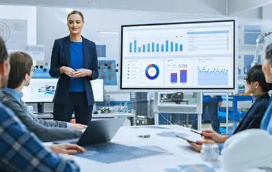 Industria 4.0: La Cuarta Revolución Industrial ya está Cambiando al Mundo 2 Equipo de trabajo analizando datos