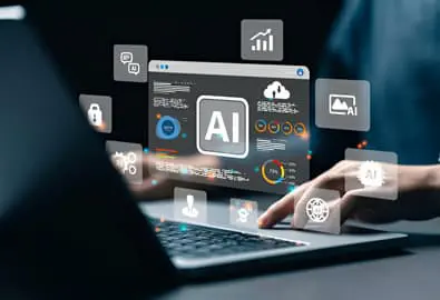 Industria 4.0: La Cuarta Revolución Industrial ya está Cambiando al Mundo 5 Hombre frente a computadora usando una inteligencia artificial