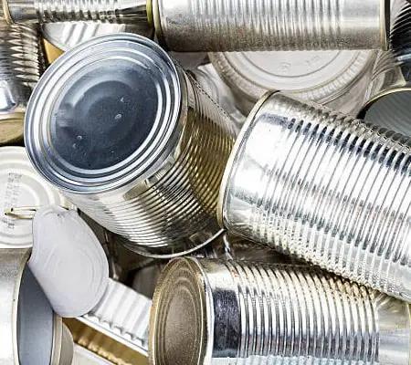 Metales no ferrosos: Distingue sus características, tipos y aplicaciones 3 Cúmulo de latas y recipientes de aluminio para reciclaje - Metales no ferrosos