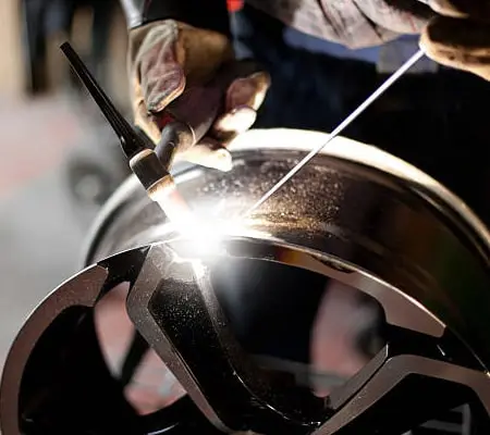 Soldadura de aluminio: Descubre 8 Técnicas para hacerlo efectivamente 2 Primer plano de soldadura de aluminio TIG en un rin