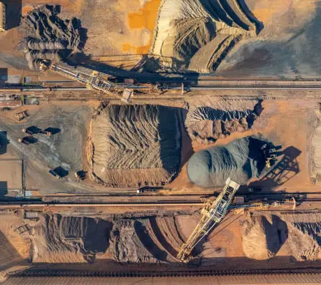 Metales no ferrosos: Distingue sus características, tipos y aplicaciones 2 Vista aérea de proceso de extracción de minerales - Metales no ferrosos
