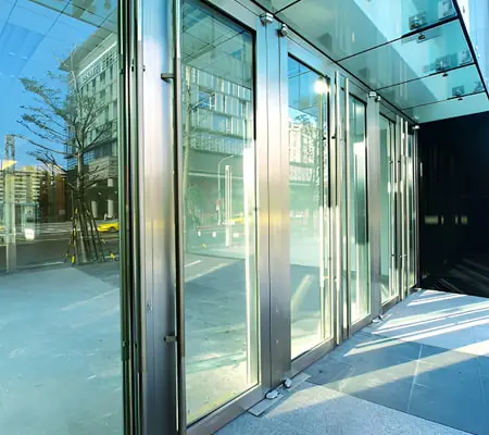 Marcos de Puertas: Descubre los Tipos que Existen y Cómo Elegir el Ideal para tu Casa 1 Puerta de acero inoxidable con marco hecho a partir de perfiles cuadrados