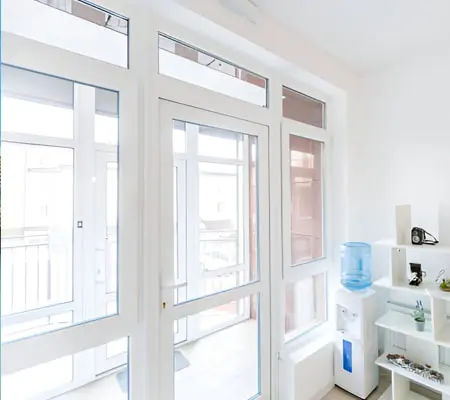 Marcos de Puertas: Descubre los Tipos que Existen y Cómo Elegir el Ideal para tu Casa 2 Puerta de interior hecha con aluminio - Marcos de puertas