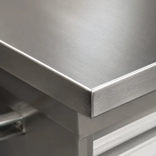 ¿Qué es el acero inoxidable? Composición química y por qué utilizarlo 1 Acercamiento a la superficie brillante de una mesa de acero inoxidable
